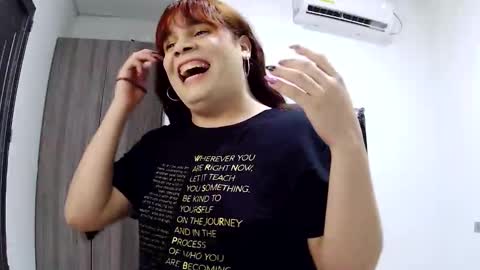 Snapshot of violettacam69 chatting on 10-27-25, 04:05 violettacam69 online show from 10-27-25, 04:05