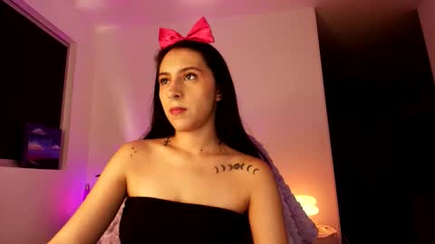 Snapshot of violettastars chatting on 10-14-25, 04:57 Violetta....Follow me in Twitter... online show from 10-14-25, 04:57