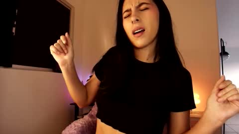 Snapshot of violettastars chatting on 10-19-25, 10:49 Violetta....Follow me in Twitter... online show from 10-19-25, 10:49