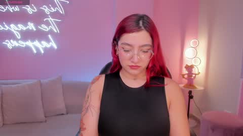 Snapshot of violettcastel chatting on 12-18-24, 07:30 Violett Castel online show from 12-18-24, 07:30