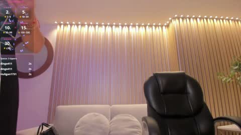 Snapshot of violettcastel chatting on 01-23-25, 02:12 Violett Castel online show from 01-23-25, 02:12