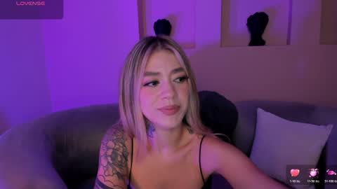 Snapshot of violetthansson chatting on 05-02-26, 10:31 Violett online show from 05-02-26, 10:31