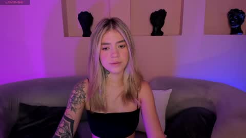 Snapshot of violetthansson chatting on 05-07-26, 09:25 Violett online show from 05-07-26, 09:25