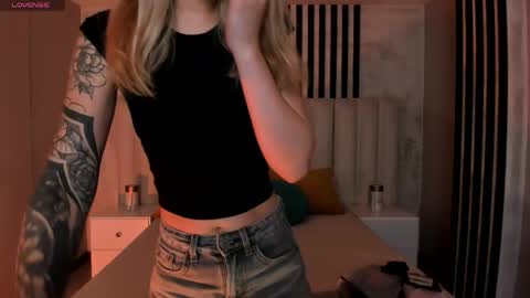 Snapshot of violetthansson chatting on 06-09-26, 09:43 Violett online show from 06-09-26, 09:43