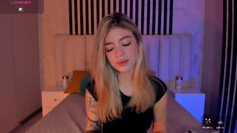 Snapshot of violetthansson chatting on 06-17-26, 10:39 Violett online show from 06-17-26, 10:39