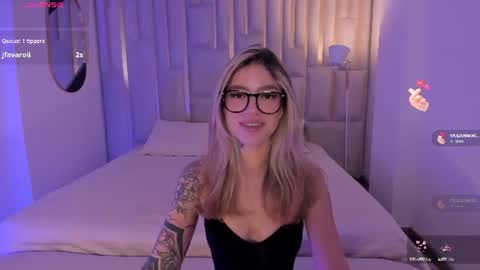 Snapshot of violetthansson chatting on 06-29-26, 10:15 Violett online show from 06-29-26, 10:15
