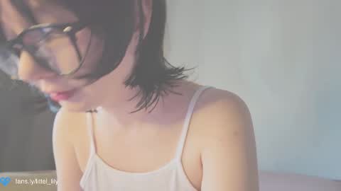Snapshot of virgiin_lily chatting on 09-11-25, 05:40 Lily online show from 09-11-25, 05:40
