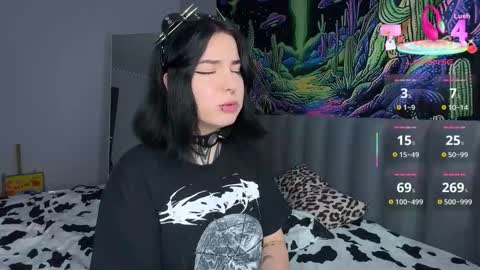 Snapshot of vivi__squirrel chatting on 10-14-25, 04:02 Vivi online show from 10-14-25, 04:02