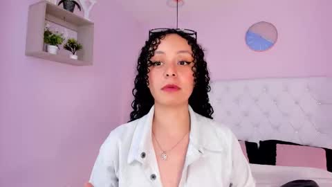 Vivi online show from 11-22-25, 03:49