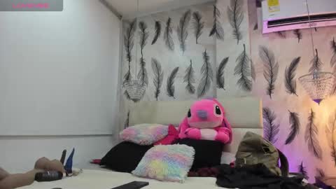 Snapshot of vivi_prinncess chatting on 10-22-25, 02:23 Viviana online show from 10-22-25, 02:23