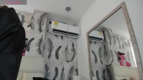 Snapshot of vivi_prinncess chatting on 10-26-25, 02:01 Viviana online show from 10-26-25, 02:01