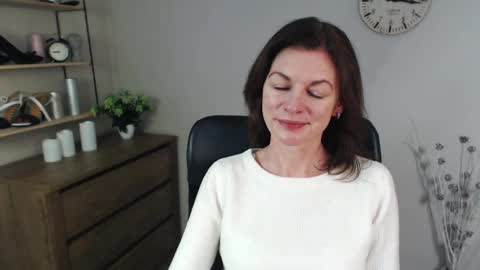 Vivian online show from 12-16-24, 06:43