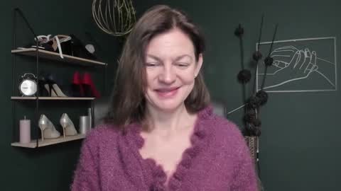 Vivian online show from 10-22-25, 05:52