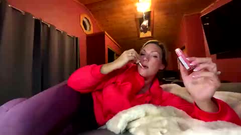 Snapshot of vivianluxe chatting on 10-17-25, 02:59 VivianLuxe online show from 10-17-25, 02:59