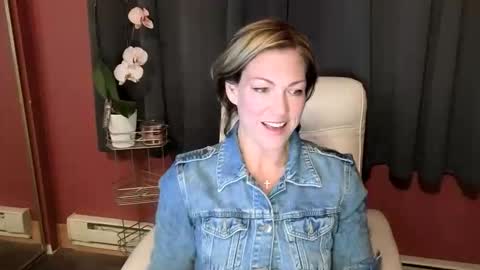 Snapshot of vivianluxe chatting on 10-27-25, 12:47 VivianLuxe online show from 10-27-25, 12:47