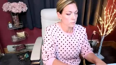 Snapshot of vivianluxe chatting on 11-01-25, 09:28 VivianLuxe online show from 11-01-25, 09:28