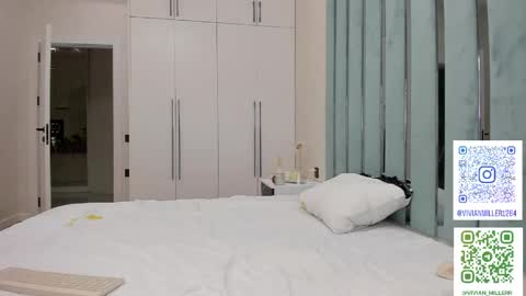 Vivian online show from 05-17-26, 03:26