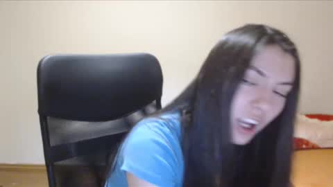 Snapshot of vivianngray chatting on 12-17-24, 04:00 Vivian Gray online show from 12-17-24, 04:00