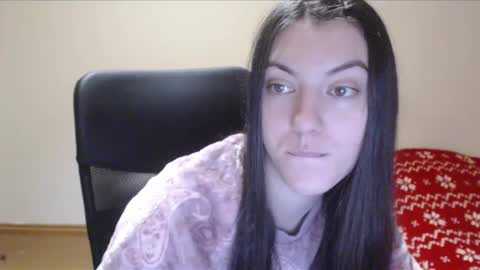 Snapshot of vivianngray chatting on 12-19-24, 05:08 Vivian Gray online show from 12-19-24, 05:08