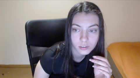 Snapshot of vivianngray chatting on 12-21-24, 05:29 Vivian Gray online show from 12-21-24, 05:29