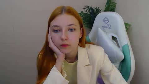 Snapshot of vivien_leight chatting on 10-13-25, 06:08 Vivien online show from 10-13-25, 06:08