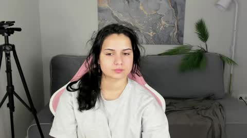 Snapshot of vivien_ross chatting on 05-18-26, 01:24 vivien_ross online show from 05-18-26, 01:24