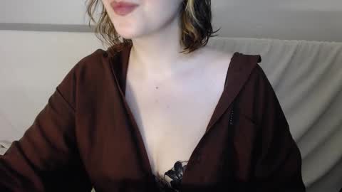 Snapshot of vivienduran chatting on 09-20-25, 01:06 Viya online show from 09-20-25, 01:06