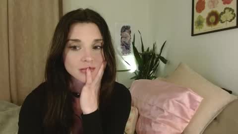 Snapshot of vivienne_rose chatting on 04-17-26, 03:42 Lillian Rose online show from 04-17-26, 03:42