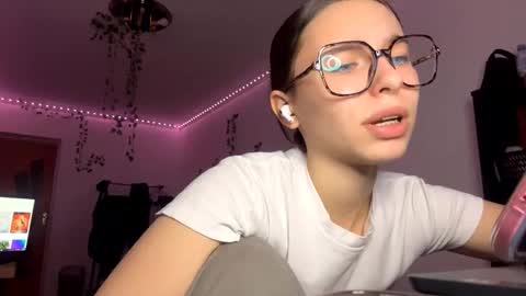 Vivi online show from 12-18-25, 02:45