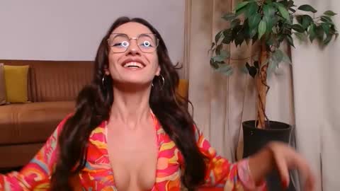 Vivienne online show from 10-25-25, 03:51