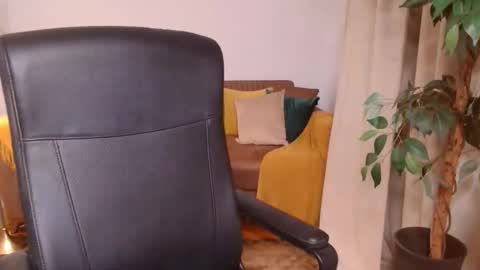 Snapshot of vivienneclement chatting on 11-16-25, 04:45 Vivienne online show from 11-16-25, 04:45