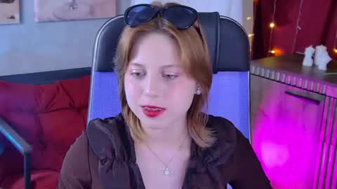 Snapshot of viviennehebert chatting on 06-18-26, 12:42 Vivienne online show from 06-18-26, 12:42