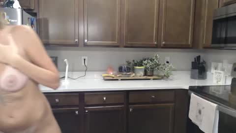 Liz online show from 10-11-25, 04:33