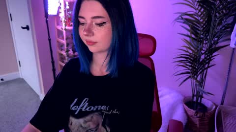 Polly  Online mostly at 9pm-2am UK Time online show from 03-27-26, 06:29