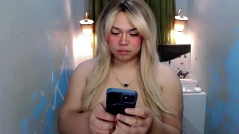 Snapshot of voluptuousts chatting on 12-09-24, 12:34 Nathalie online show from 12-09-24, 12:34