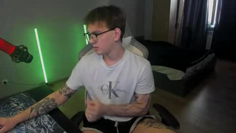 Snapshot of vova_belkin_ chatting on 05-20-26, 04:24 vova online show from 05-20-26, 04:24