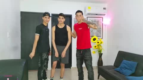 Snapshot of voyeurism_guys chatting on 05-05-26, 11:02 voyeurism_guys online show from 05-05-26, 11:02