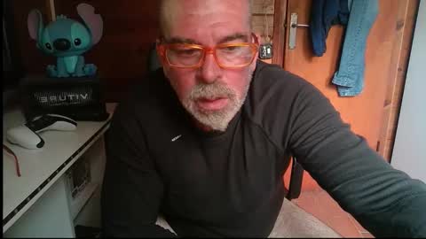 Snapshot of vuda77 chatting on 10-11-25, 02:37 oscar online show from 10-11-25, 02:37