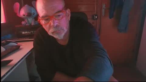 Snapshot of vuda77 chatting on 10-15-25, 08:31 oscar online show from 10-15-25, 08:31