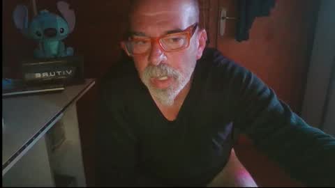 Snapshot of vuda77 chatting on 10-31-25, 11:17 oscar online show from 10-31-25, 11:17