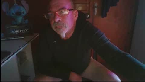 Snapshot of vuda77 chatting on 11-17-25, 08:03 oscar online show from 11-17-25, 08:03