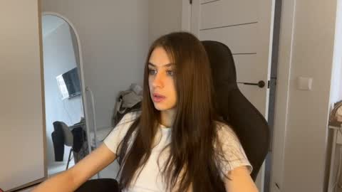 Snapshot of vx_arina chatting on 04-19-26, 09:08 Arina online show from 04-19-26, 09:08