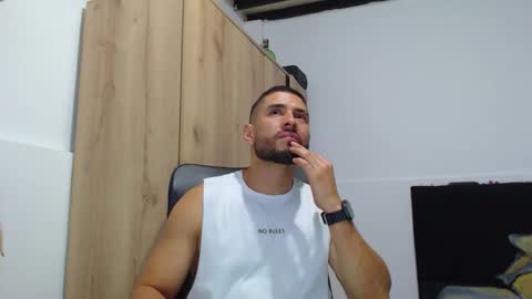 Snapshot of walter_brownn01 chatting on 11-04-25, 11:04 WALTER BROWN online show from 11-04-25, 11:04