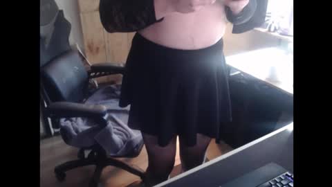 Snapshot of watchmehnnng chatting on 10-22-25, 03:23 Nicki Rogers online show from 10-22-25, 03:23