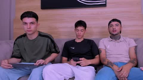 Jhonny Dick  his neighbors. online show from 05-12-26, 07:55