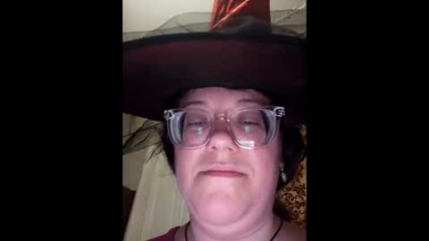 Snapshot of webgirl2 chatting on 10-31-25, 11:06 Marina online show from 10-31-25, 11:06