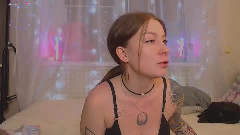 Snapshot of weed_princesss chatting on 01-15-26, 03:05 moon online show from 01-15-26, 03:05