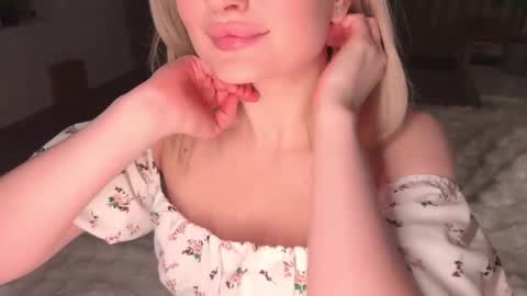 Snapshot of wendy_amber chatting on 03-01-25, 06:11 Daisy online show from 03-01-25, 06:11