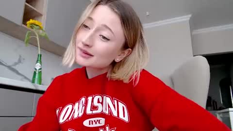 Snapshot of wendy_amber chatting on 06-22-26, 02:14 Daisy online show from 06-22-26, 02:14