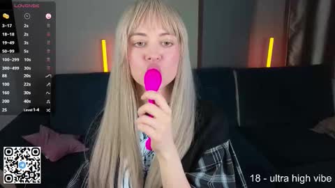 Snapshot of wendylovelylovew chatting on 09-22-25, 04:31 Wendy online show from 09-22-25, 04:31